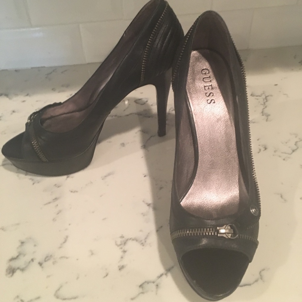 Guess Pumps